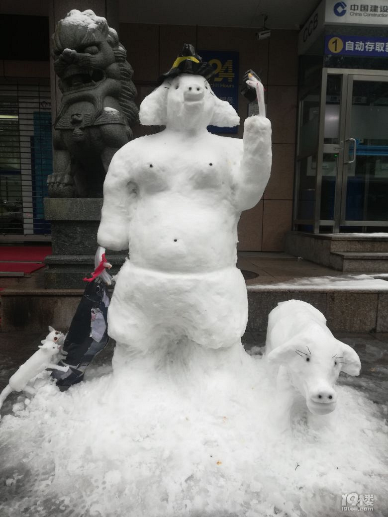 这个保安真牛瞧瞧他今年堆的啥雪人