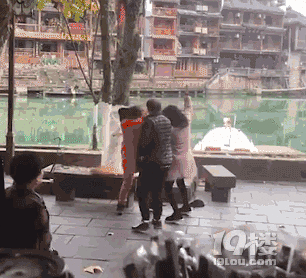 環(huán)衛(wèi)女工阻止小狗當(dāng)街排便，狗主人夫妻將其打暈
