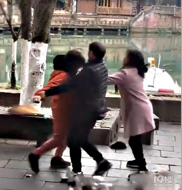 環(huán)衛(wèi)女工阻止小狗當(dāng)街排便，狗主人夫妻將其打暈
