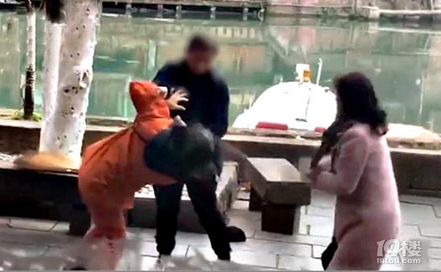 環(huán)衛(wèi)女工阻止小狗當(dāng)街排便，狗主人夫妻將其打暈
