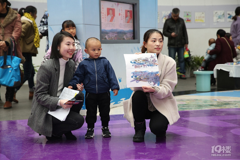 一場(chǎng)沒(méi)有主題的幼兒畫展,把家長(zhǎng)徹底給“藝術(shù)”了