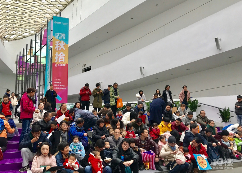一場(chǎng)沒(méi)有主題的幼兒畫展,把家長(zhǎng)徹底給“藝術(shù)”了