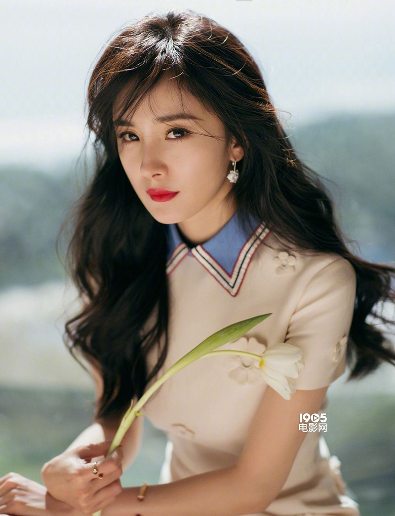 杨幂穿减龄白裙秀纤细美腿 慵懒波浪发温柔可人