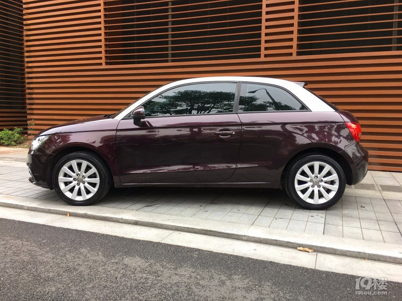 13年奥迪a1 酒红色
