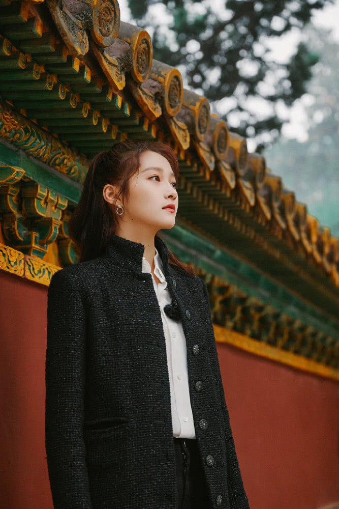 关晓彤化身"十格格",骑马射箭英姿飒爽,大长腿逆