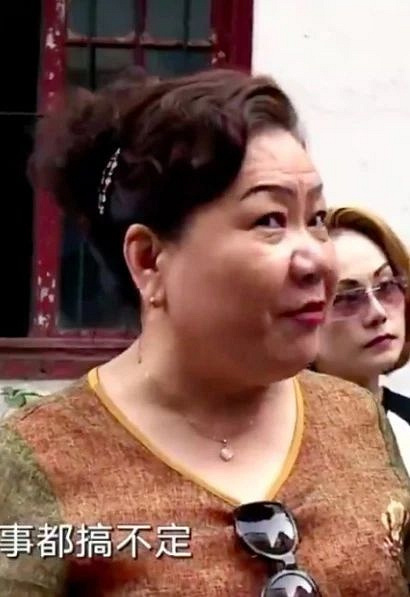 为占车位,上海一阿姨舌战居委会大妈!网友:这口才不去辩论赛太