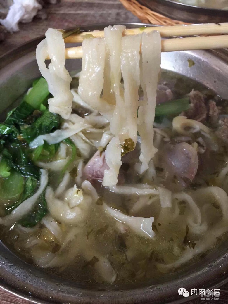 原来之前西站后门的大娘面馆搬到了孙权路12号，美团饿了么也有