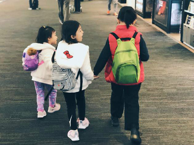 刘畊宏带孩子外出旅行 宇恩泡芙牵手姗姗背影温馨