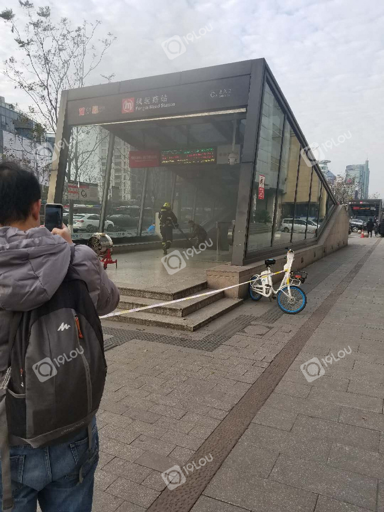 可怕凤起路地铁站出事情了c5出入口全是黑烟