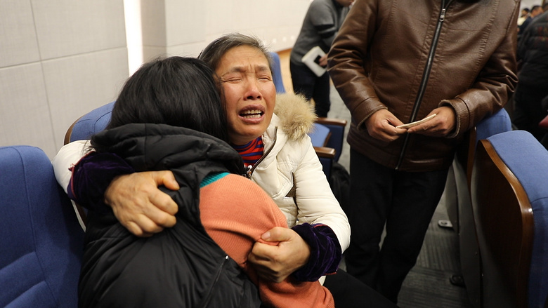 被拐26年女孩再见双亲时抱头痛哭我有爸爸妈妈了