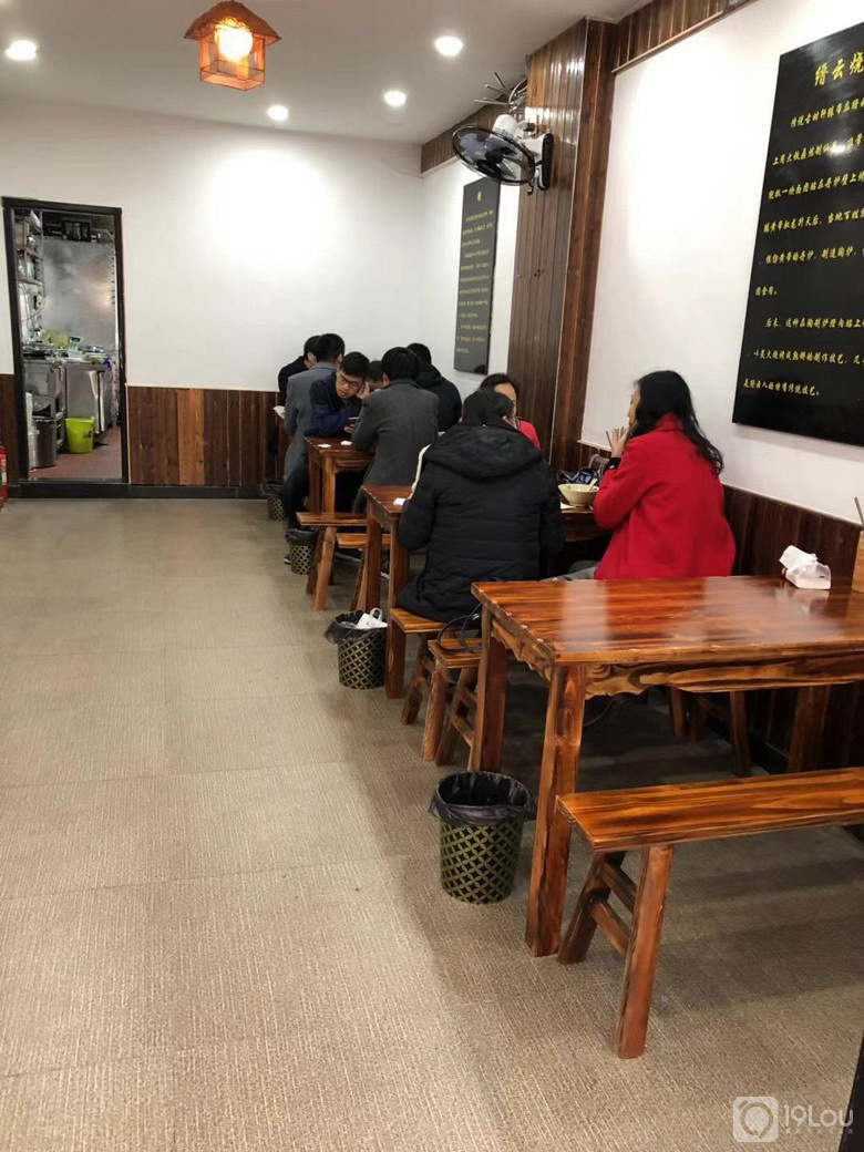 杭州新青年广场附近小吃店招后厨,做饼学徒。