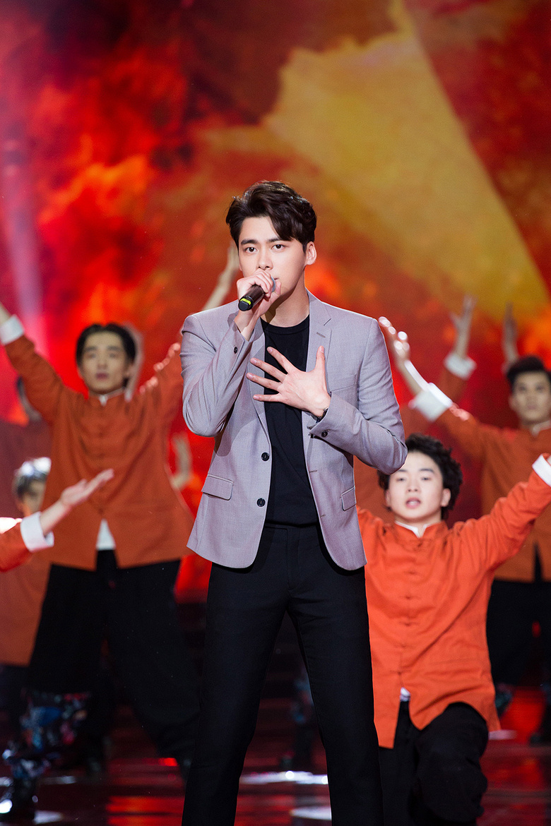 李易峰元旦晚会演唱气场两米八 网友:根正苗红歌手李