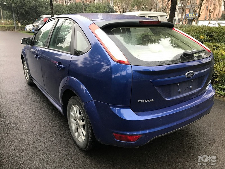 福特福克斯新款 蓝色 1.8自动高配天窗