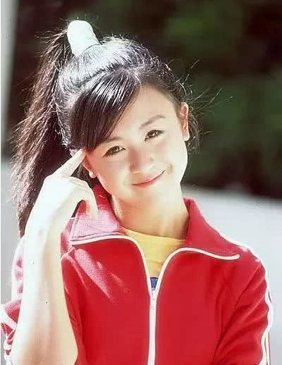 出道即巅峰,8岁就合作周润发张国荣,如今却让