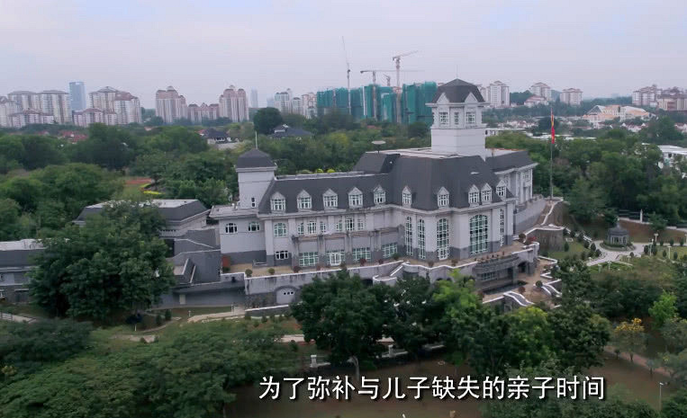胡静婆婆的豪宅壮观如皇宫,豪车满院,网友:大到要迷路