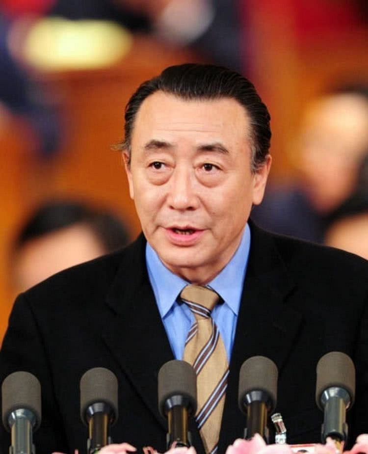 巴图被曝家世显赫却从不张扬,生父是著名导演继父是霸气总