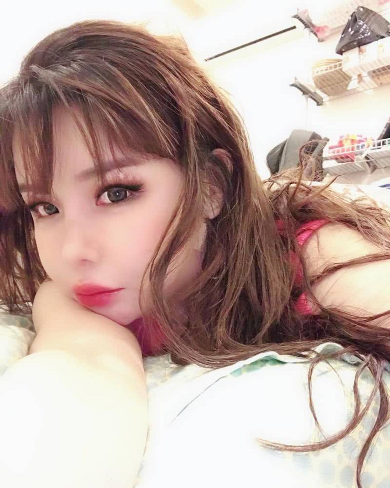 前2ne1成员朴春久违晒自拍 芭比娃娃般的样貌引关