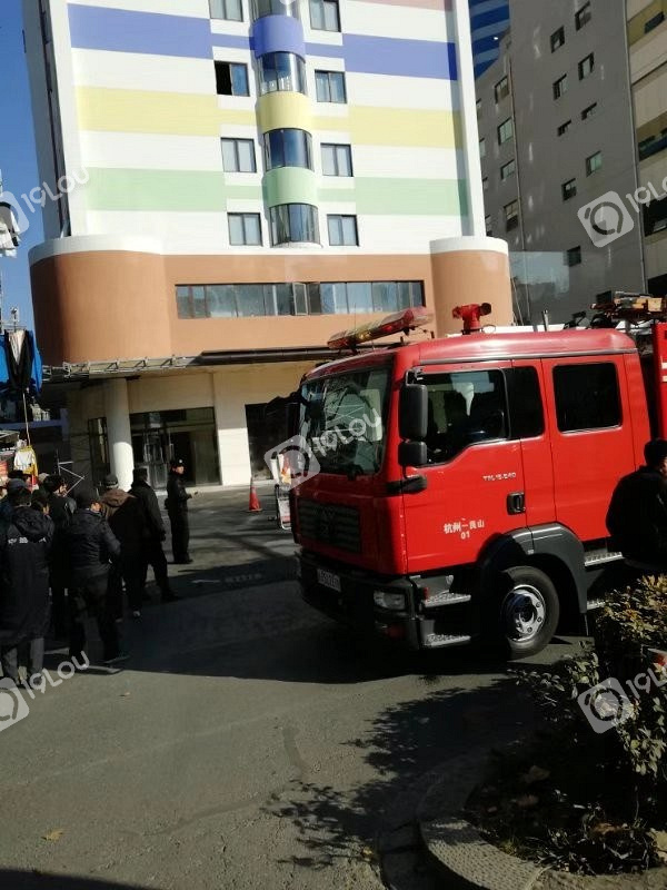 杭州市区有两人要跳楼,消防车火速赶到.