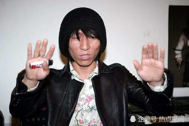 胡海泉现身某公司年会独唱《奔跑》,网友:感觉少了点什