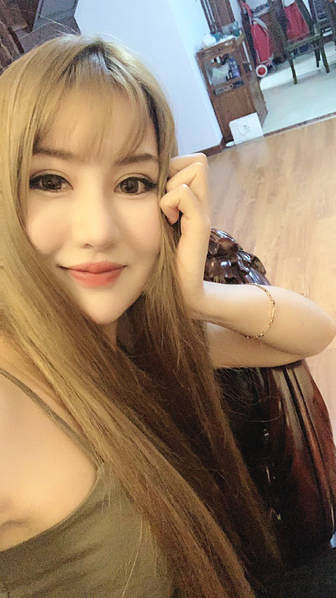 红花会弹壳晒结婚照宣布喜讯 新婚妻子五官精致身材好