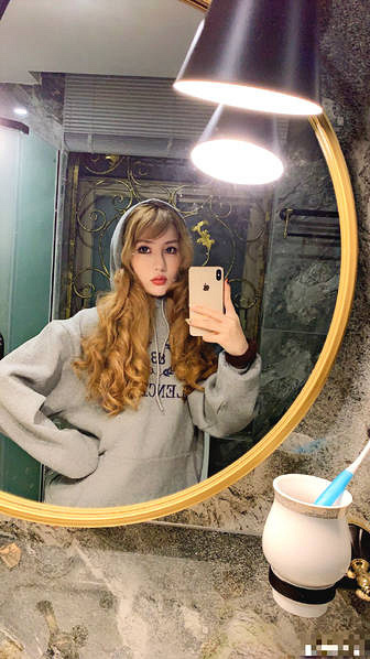 红花会弹壳晒结婚照宣布喜讯 新婚妻子五官精致身材好