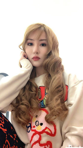 红花会弹壳晒结婚照宣布喜讯 新婚妻子五官精致身材好