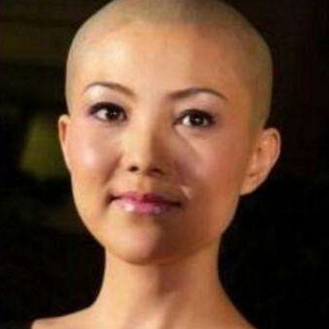 圈内神预言家莫小奇霸气自剃光头 但"最美光头"的女星其实是她