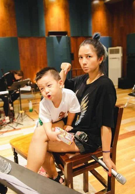 儿子三岁生日为妈妈洗脚,佟丽娅:从小辗转陪我拍戏,不舍你长