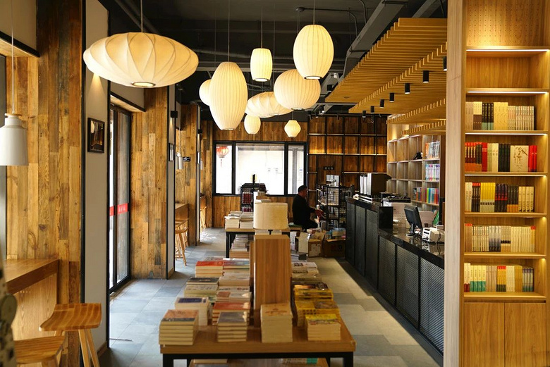 引入书店 茶吧模式,茶吧并没有特定区域局限,有书就有座,有座就有灯.