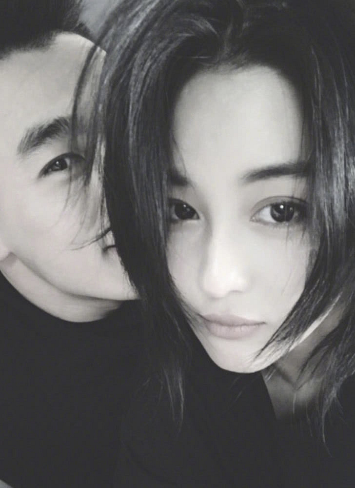 张馨予情人节秀恩爱与老公亲密自拍玩亲