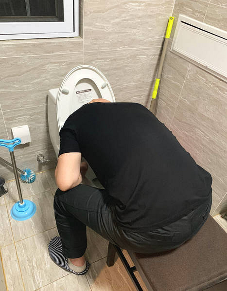 德云社聚会大家喝多了?岳云鹏马桶边抱住郭麒