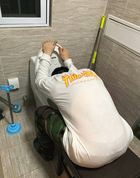 德云社聚会大家喝多了?岳云鹏马桶边抱住郭麒