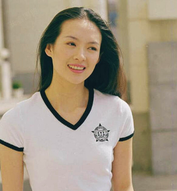 章子怡清纯旧照曝光,长发飘飘笑容甜美