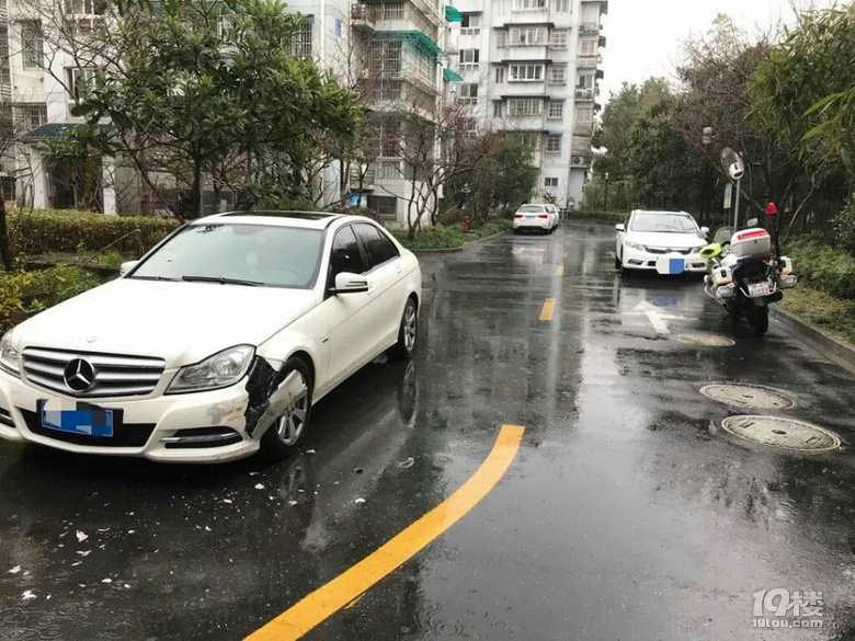 杭州交警最新回应!消防车为救火撞上奔驰,