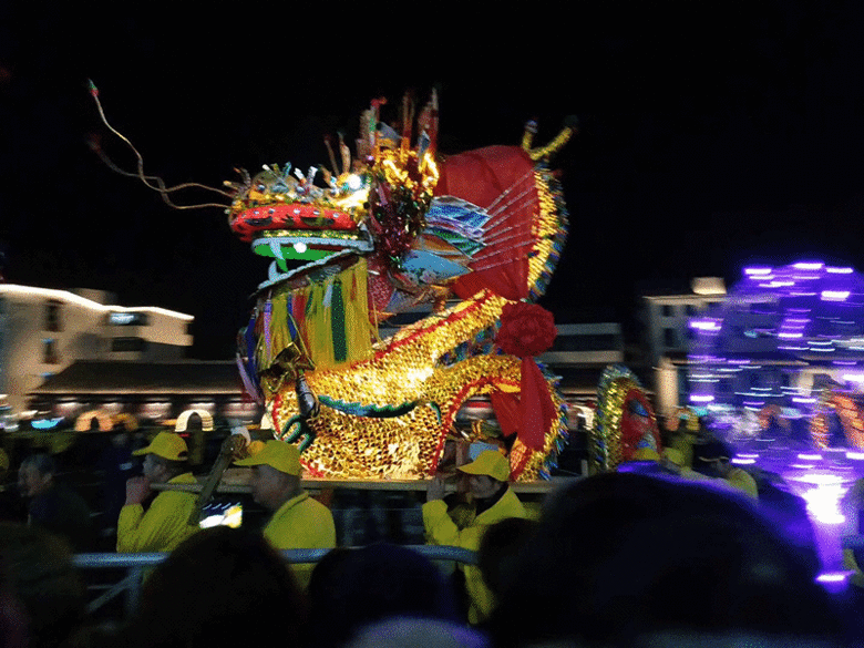 今晚河上的龙灯胜会,现场人山人海,热闹一如往年.