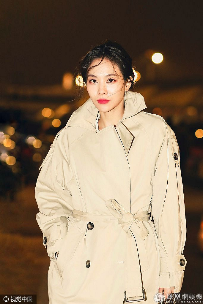 王霏霏机场外街拍堪比大片 风衣潇洒干练红唇显女人味-八卦绯闻-八卦