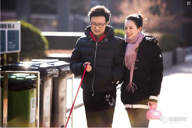 章子怡卧室玩手机,沙发上的黑色皮包成为亮点