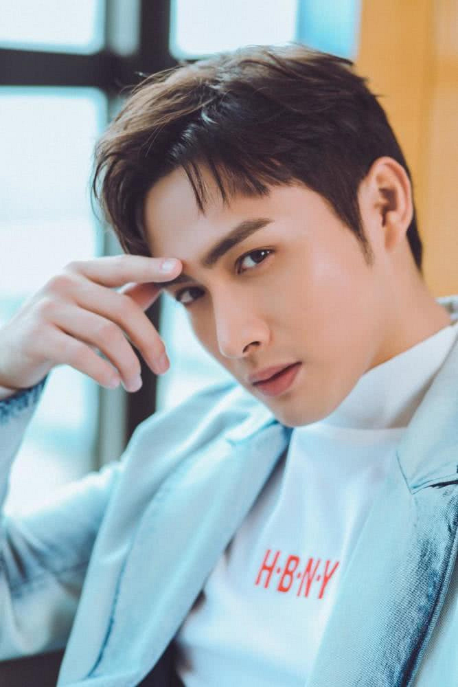 杨幂张彬彬新剧《暴风眼》官宣,又有新剧可以