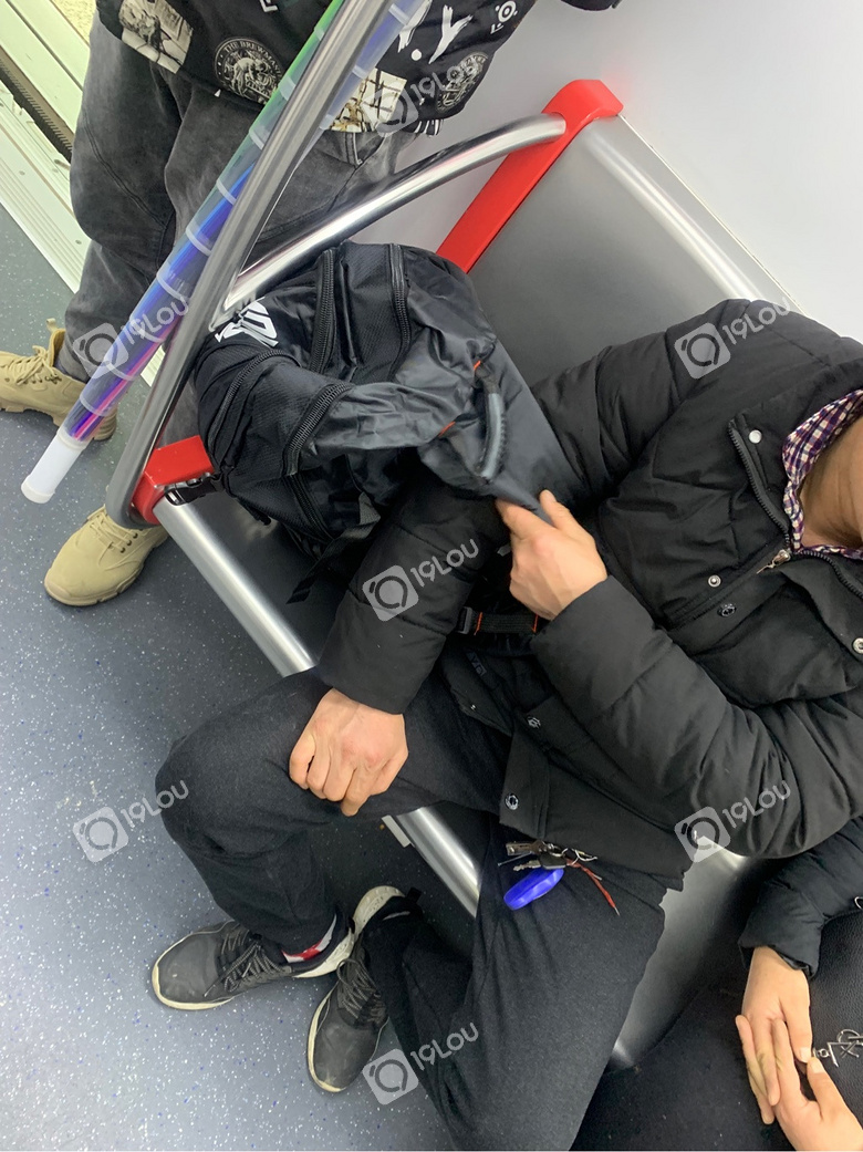 地铁上人来人往 这位老哥巍然不动