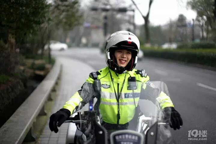 西湖边女骑警回眸一笑照片刷爆朋友圈高颜值大长腿简直优秀