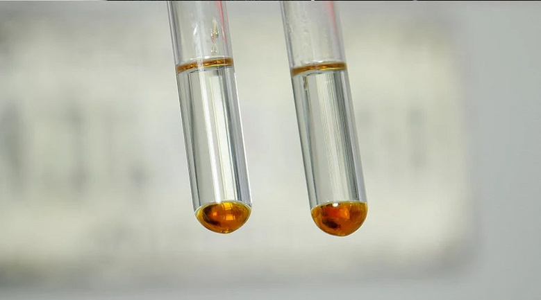 我们可以看到,由于水的密度非常大,加入后直接沉淀到试管的底部,类比