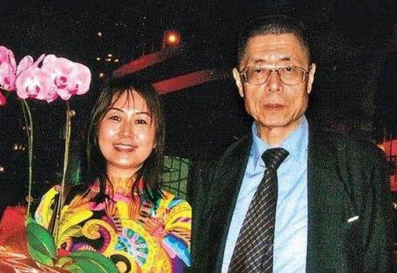 杨振宁翁帆夫妇共赴晚宴,到场夫妻年龄差距均