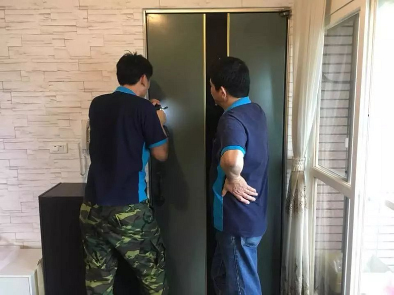 别人家的猫帮主人开门,我家的猫却把主人反锁在门外