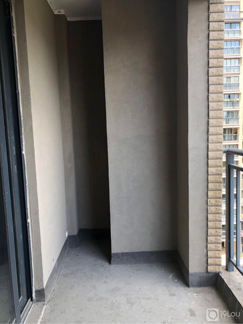 临安樱花雅苑北区西边套9楼毛房子出售,115平