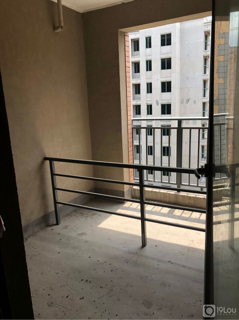 临安樱花雅苑北区西边套9楼毛房子出售,115平