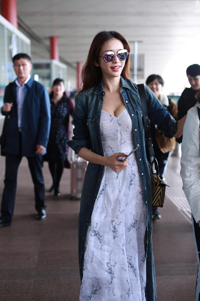 林志玲为凹造型,皮裙皮衣大金靴一样不落,却不想土得没法看