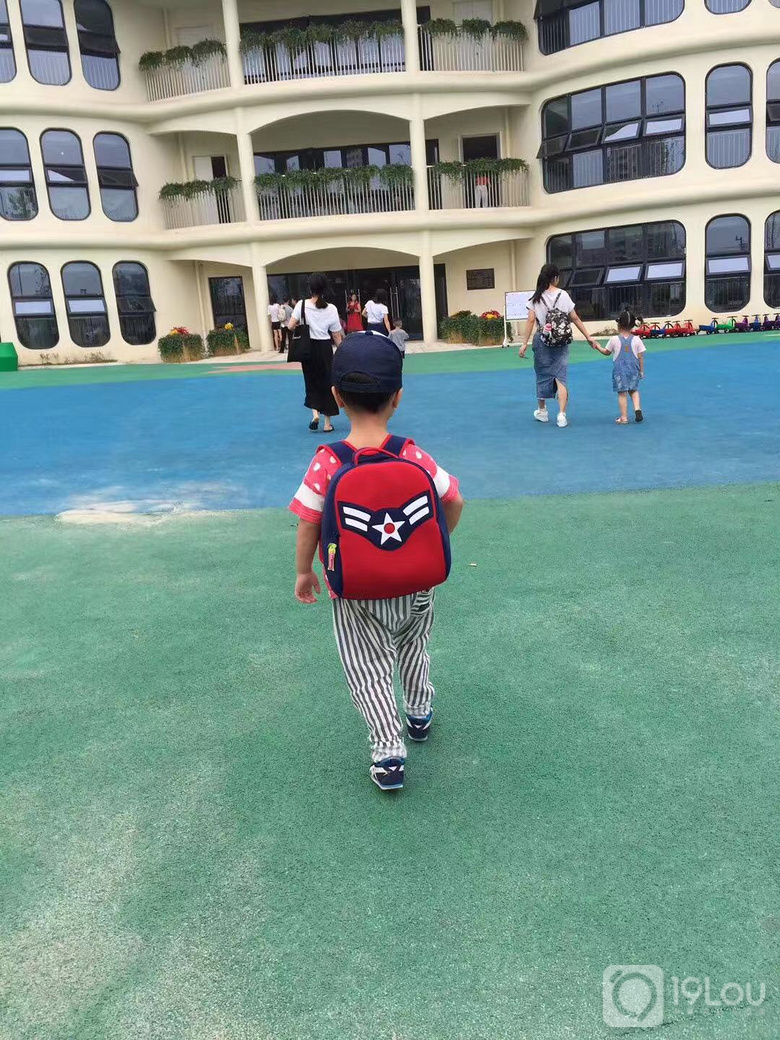 爸爸,我在你肚子里的时候,跑步比赛拿了第一名