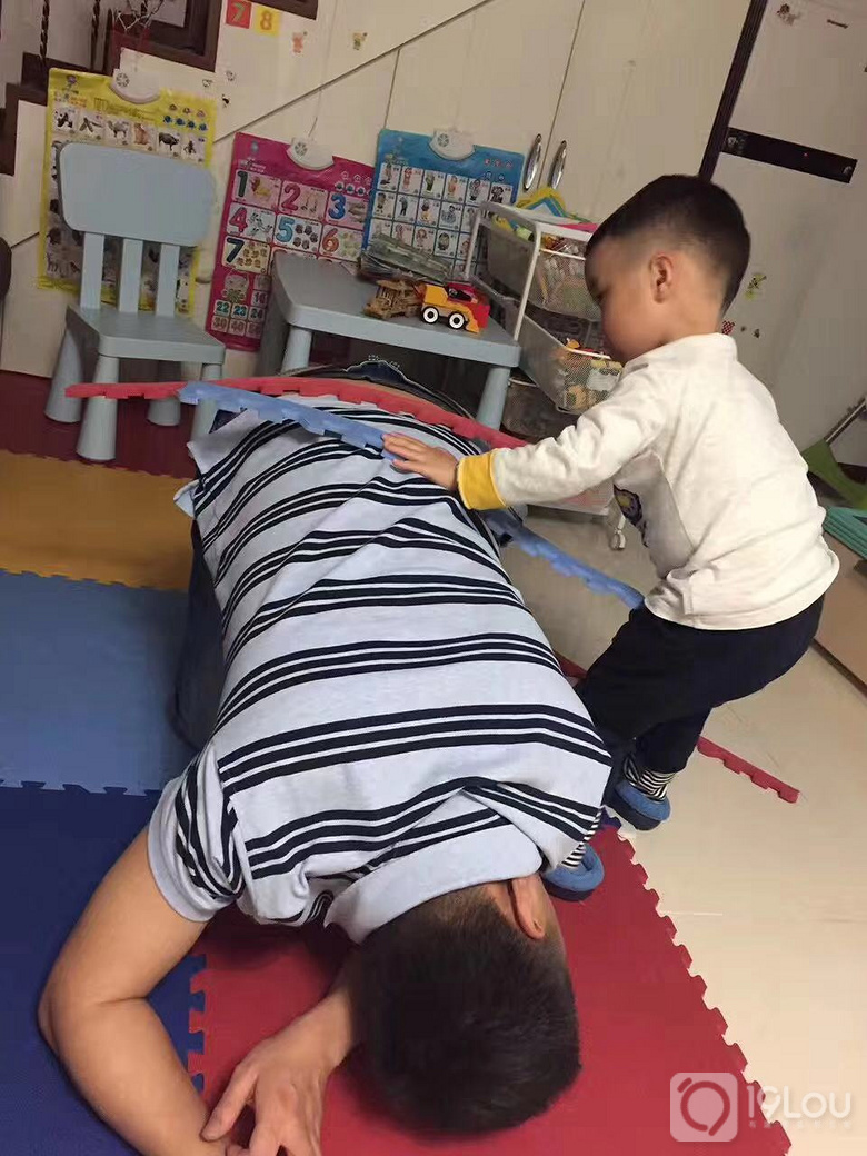 爸爸,我在你肚子里的时候,跑步比赛拿了第一名