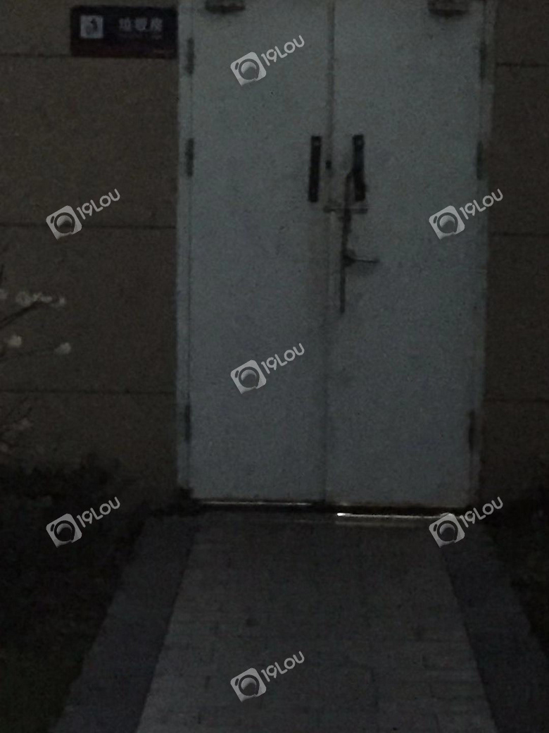 春江悦茗小区物业人占住垃圾房站,违反物业合同建造垃圾站