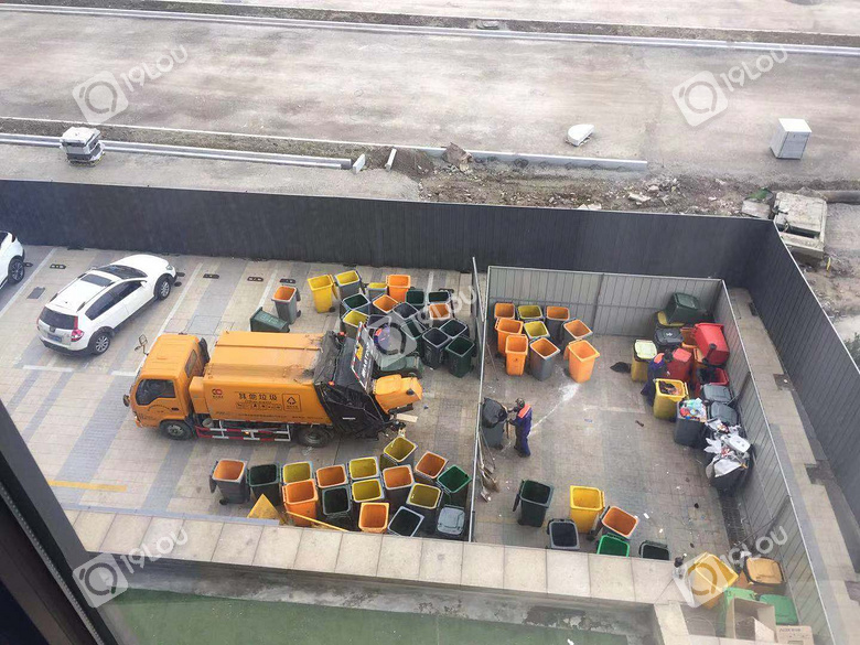 春江悦茗小区物业人占住垃圾房站,违反物业合同建造垃圾站